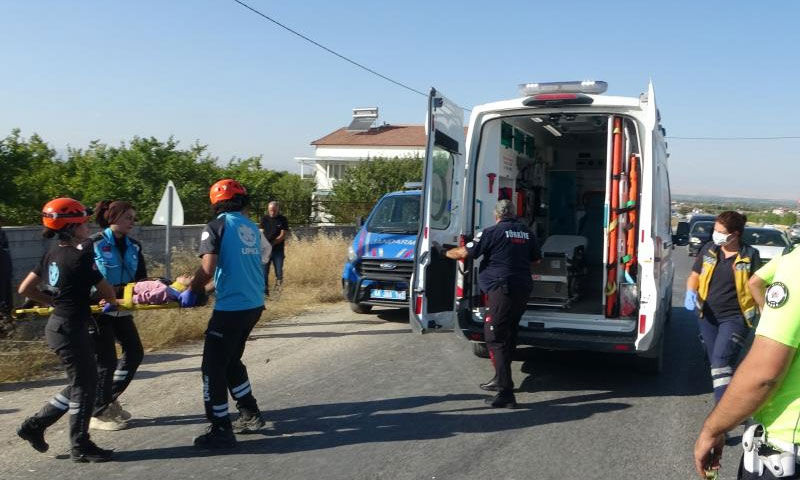 Kontrolden çıktı, bahçe duvarına çarptı: Anne ve 3 çocuğu yaralı - 1. Resim