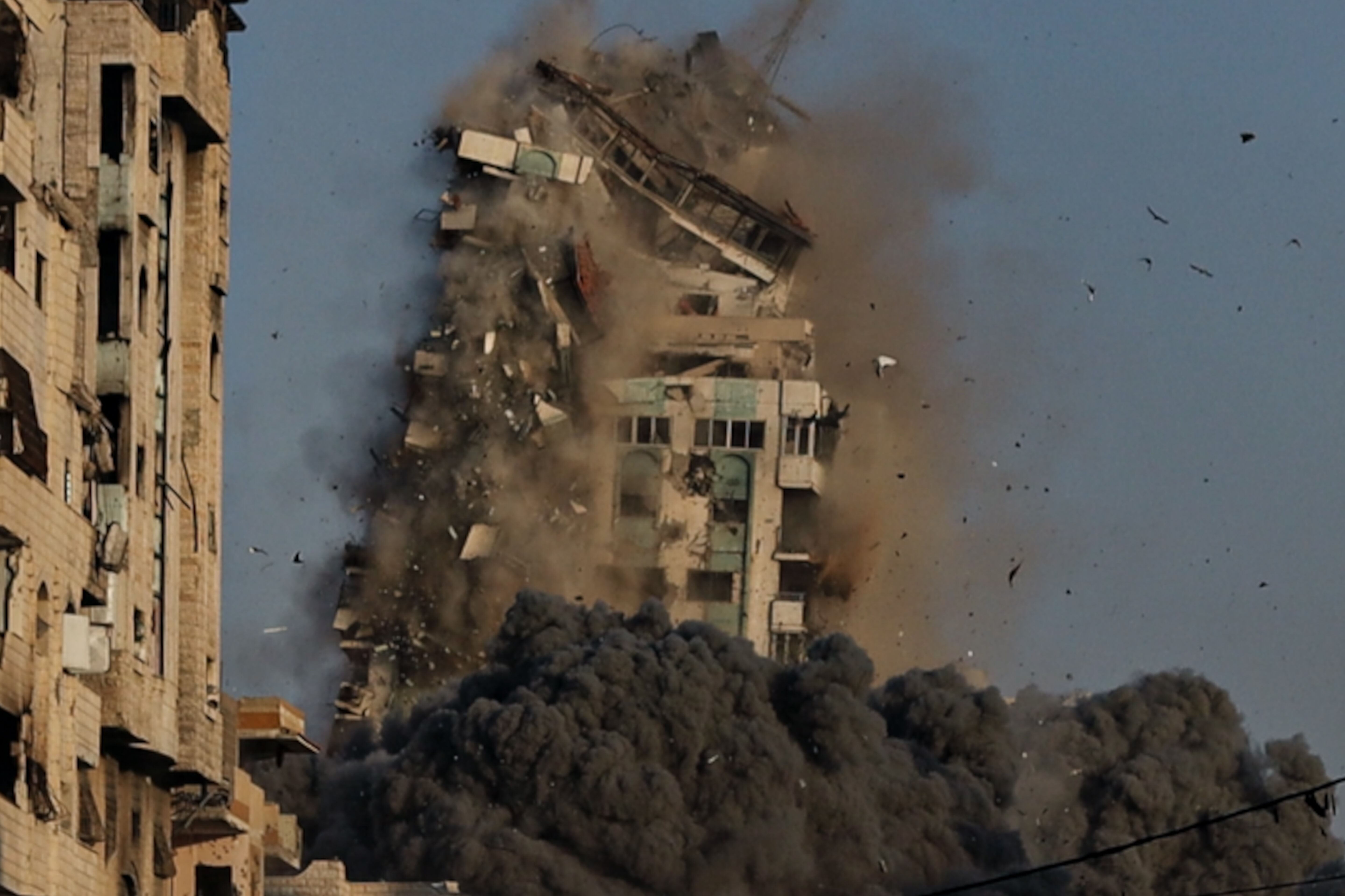 Mekke Kulesi yerle bir oldu: Gazze&rsquo;de İsrail&rsquo;in f&uuml;zeli saldırısı kamerada - 3. Resim