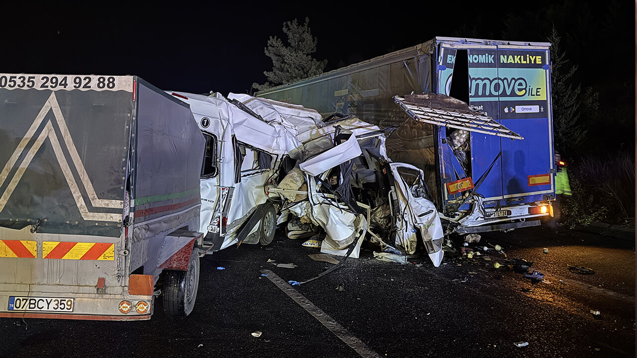 Mersin'de tarım işçilerini taşıyan araç kaza yaptı: Ölü ve yaralılar var - 1. Resim