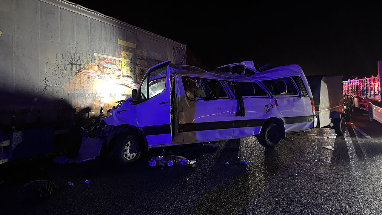 Mersin'de tarım işçilerini taşıyan araç kaza yaptı: Ölü ve yaralılar var - 2. Resim