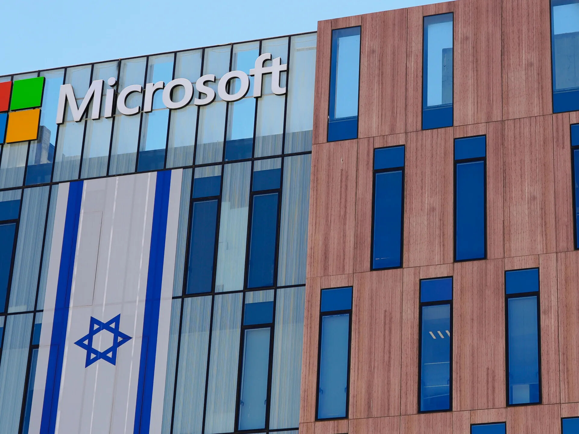 Microsoft neden İsrail’i bazı hizmetlerinden mahrum bıraktı? Sır perdesi aralanıyor Guardian, +972 Magazine ve Local Call’un ortak soruşturmasına göre 8200 Birimi, Batı Şeria ve Gazze’deki sivillerin milyonlarca telefon görüşmesini kaydediyor, bunları Microsoft’un bulut sisteminde saklıyordu. Elde edilen verilerin hem Gazze’de hava saldırılarını planlamakta hem de Batı Şeria’da kitlesel tutuklamalarda kullanıldığı ortaya çıkmıştı.