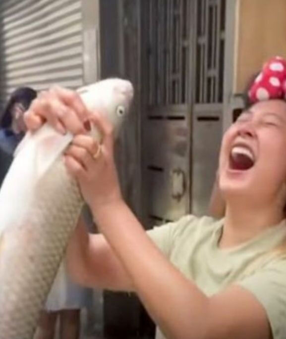 Ragasa Tayfun'u sonrası insanlar balık avına çıktı! Görüntüler tartışma konusu oldu - 2. Resim