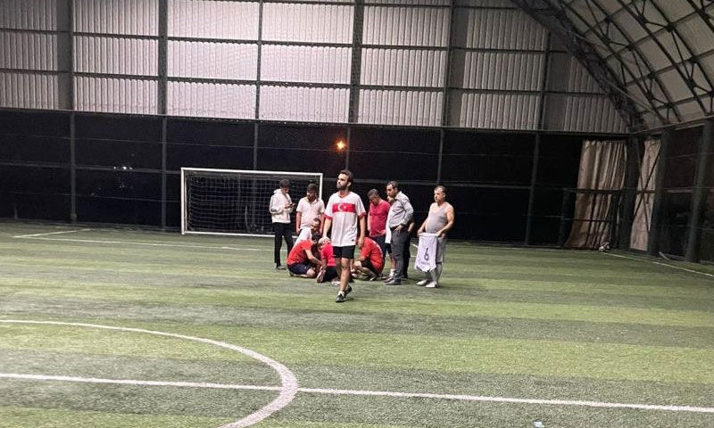 Tekin Alp Tekin’in ani ölümü… Maçta son nefesini verdi - 1. Resim