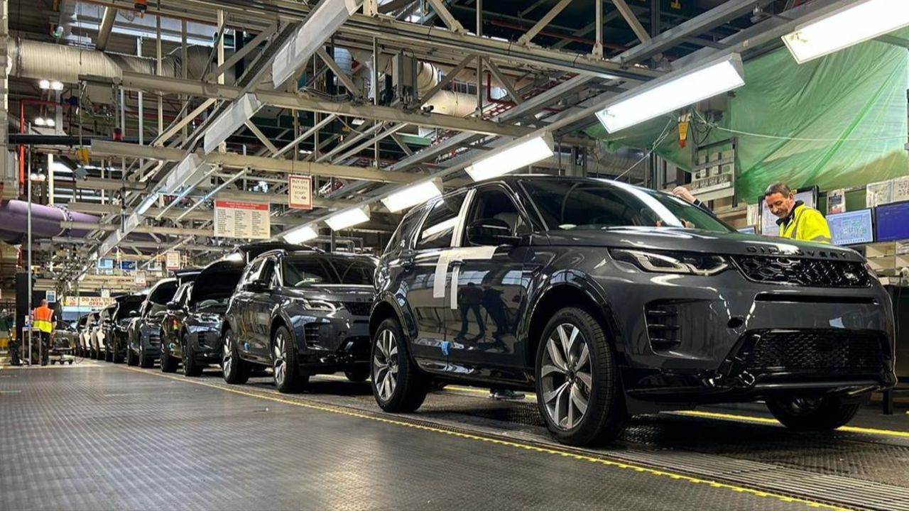 Üretim durduran Jaguar Land Rover&#039;e İngiltere&#039;den kredi desteği! On binlerce kişinin istihdamı korunacak