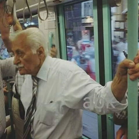Yavuz Bülent Bakiler hayatını kaybetti! Vefat haberini Davut Gül duyurdu Belediye otobüsünde seyahat edecek kadar halktan, kendi kitaplarını kaldırımlara serip satacak kadar mütevazılığı ile bilinirdi...