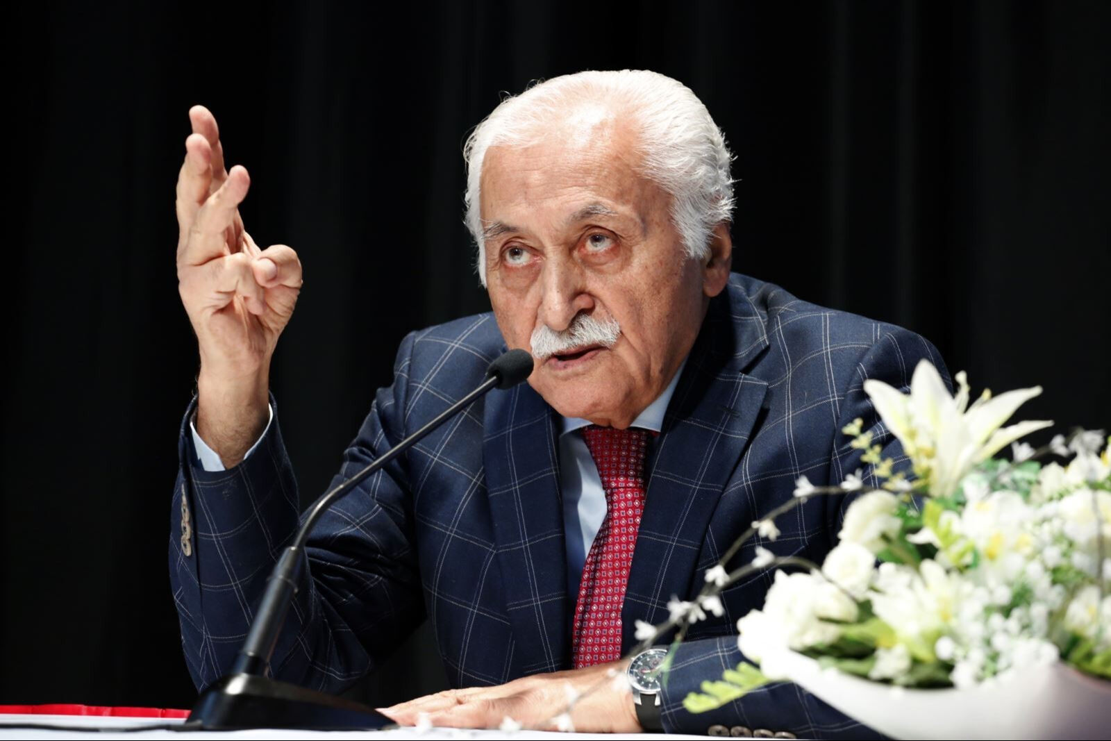 Yavuz Bülent Bakiler hayatını kaybetti! Vefat haberini Davut Gül duyurdu Yavuz Bülent Bakiler