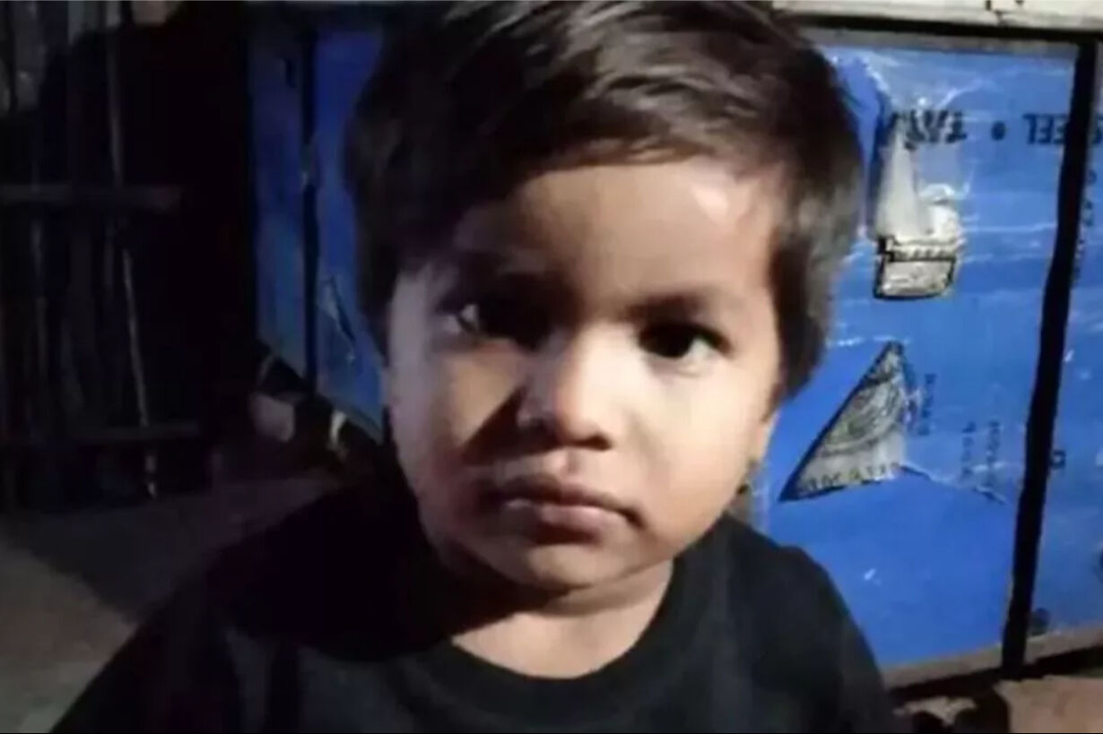 Hindistan'da kan donduran olay! Küçük çocuk annesinin gözü önünde başı kesilerek öldürüldü - 1. Resim