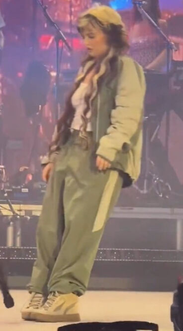 İngiliz şarkıcı Lola Young sahnede yere yığılmıştı! Sağlık durumuna ilişkin açıklama yaptı - 2. Resim