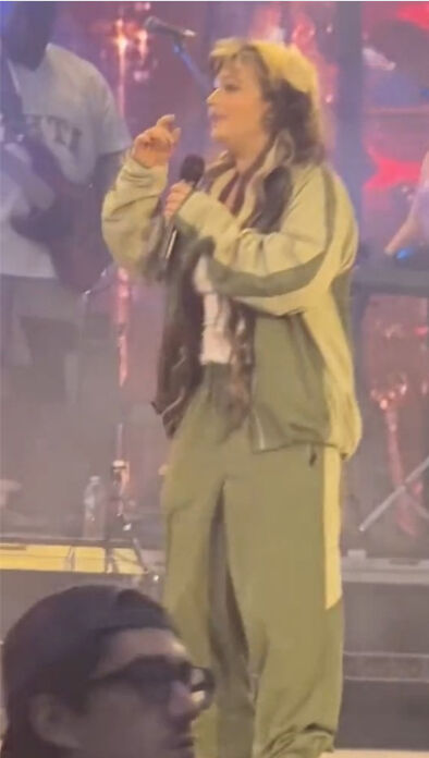 İngiliz şarkıcı Lola Young sahnede yere yığılmıştı! Sağlık durumuna ilişkin açıklama yaptı - 1. Resim