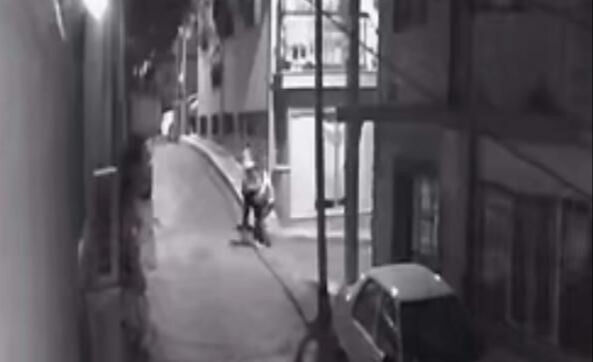 İzmir'de kanlı gece: 33 yaşındaki adamın ölüm anı kamerada - 1. Resim