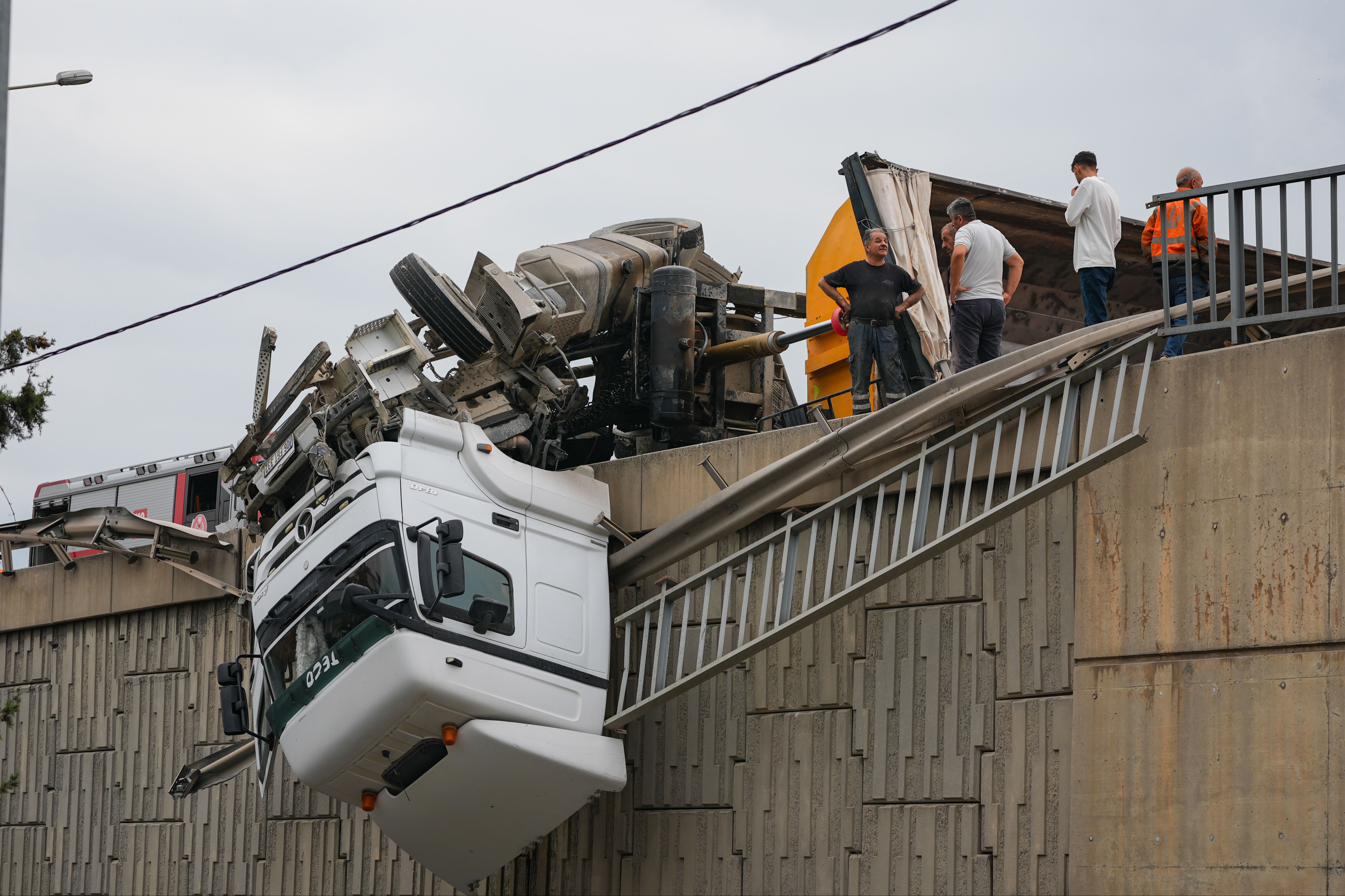 İzmir'de korkutan anlar! Devrilen tır viyad&uuml;kte asılı kaldı - 1. Resim