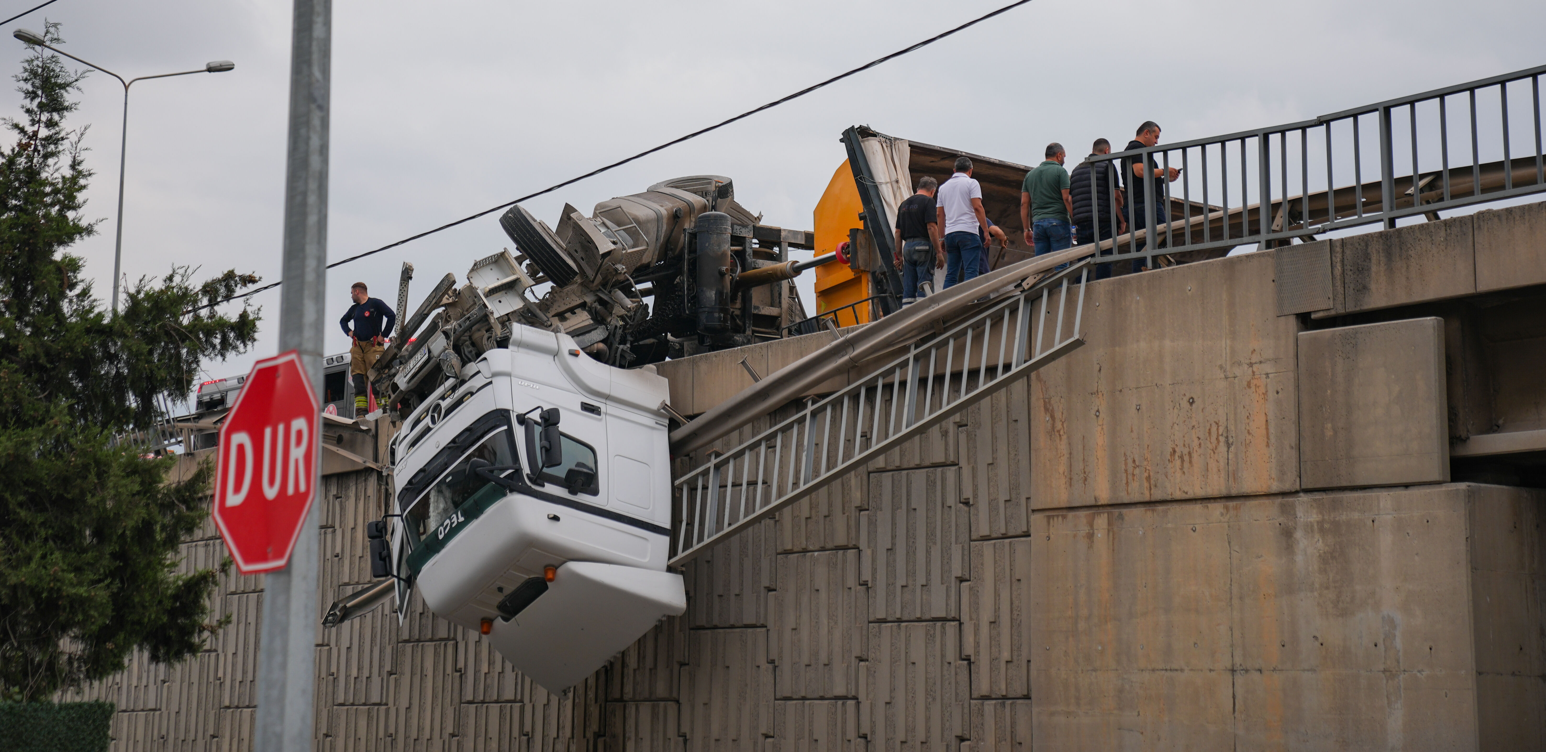 İzmir'de korkutan anlar! Devrilen tır viyad&uuml;kte asılı kaldı - 3. Resim