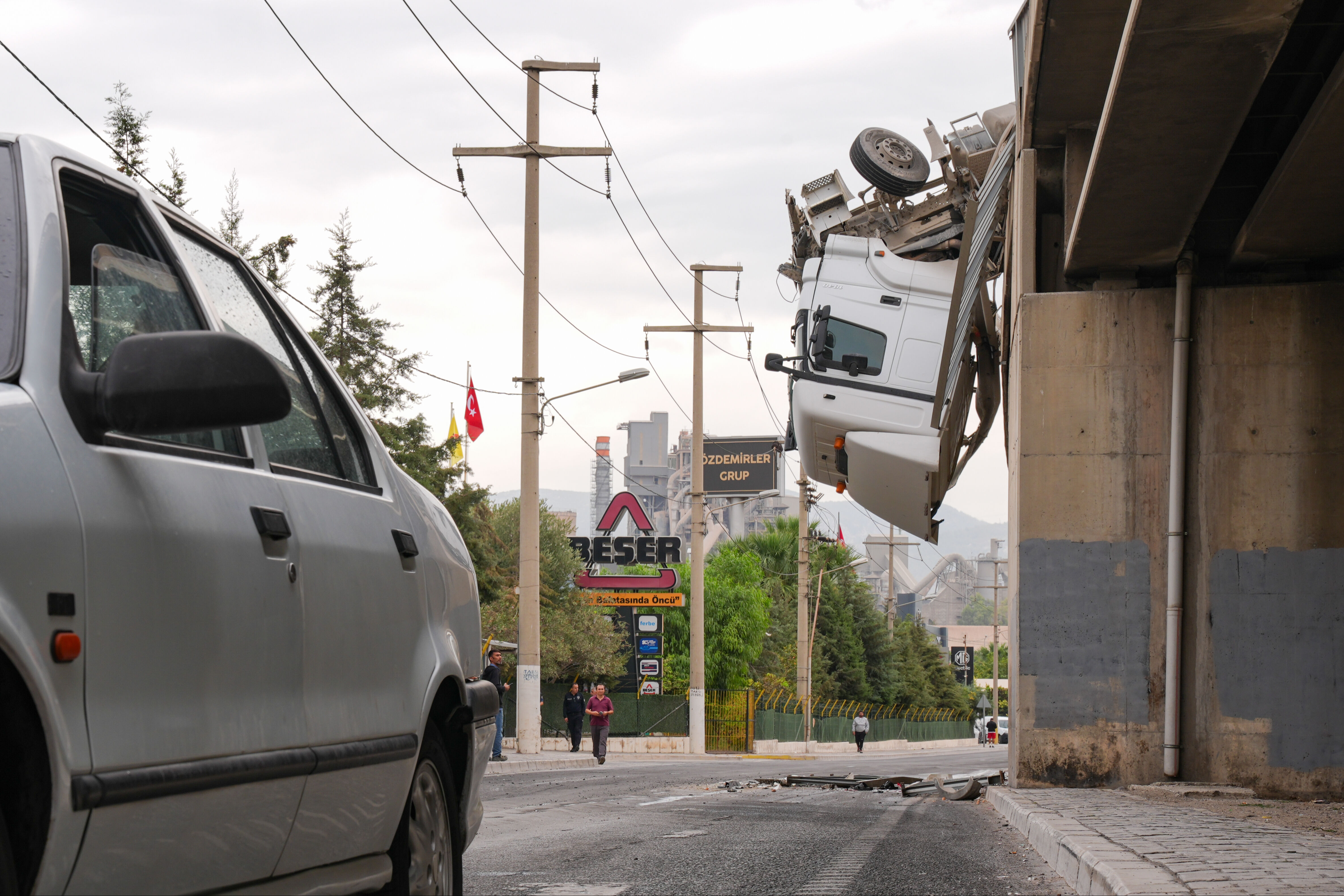 İzmir'de korkutan anlar! Devrilen tır viyad&uuml;kte asılı kaldı - 2. Resim