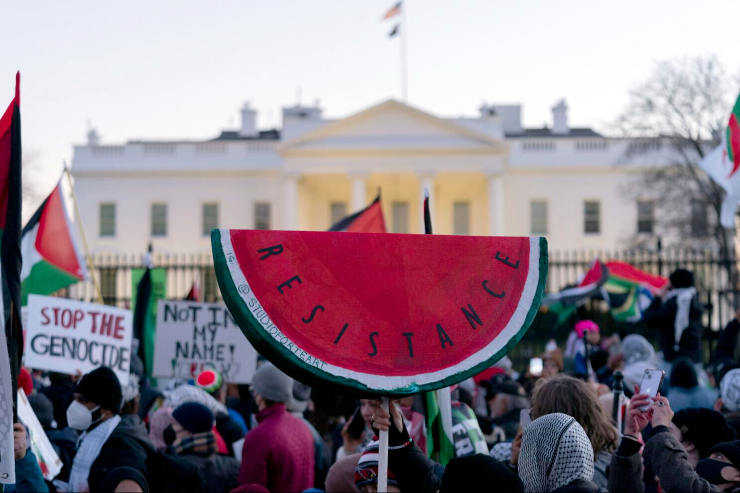 Netanyahu köşeye sıkıştı: Gazze planına ‘evet' diyebilir mi? ABD’nin başkenti Washington’da yüzlerce gösterici Beyaz Saray önünde toplandı. Eylemciler, İsrail’in Gazze Şeridi’nde uyguladığı “soykırım ve aç bırakma politikalarını” protesto etti.