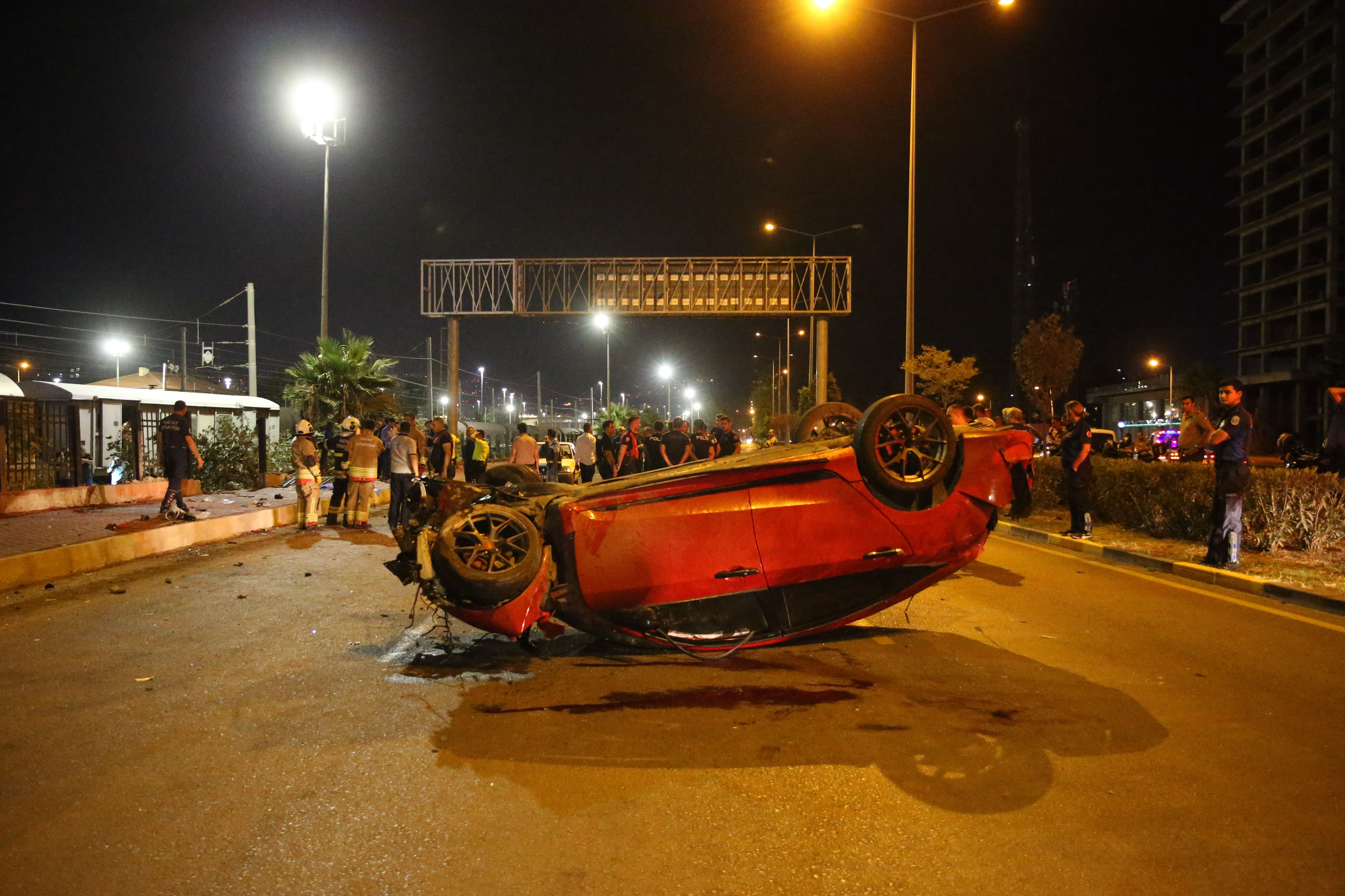 Otomobil yayaların arasına daldı! Hatay'daki feci kazada çok sayıda ölü ve yaralı var - 1. Resim