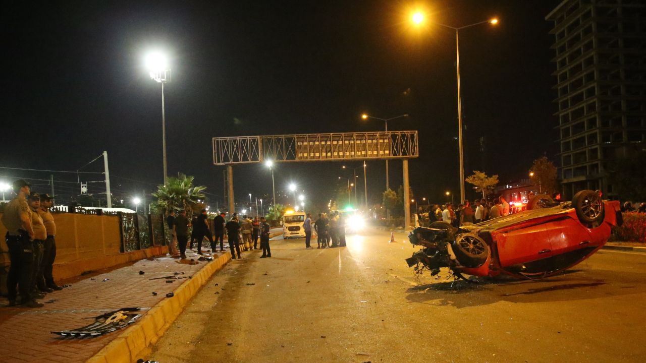 Otomobil yayaların arasına daldı! Hatay&#039;daki feci kazada çok sayıda ölü ve yaralı var
