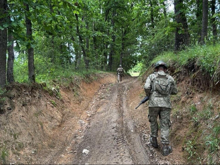 Türkiye Kosova’ya yeni asker sevkiyatı mı yaptı? Türk askeri, Kosova’nın Sırbistan sınırında devriye faaliyetlerini sürdürüyor
