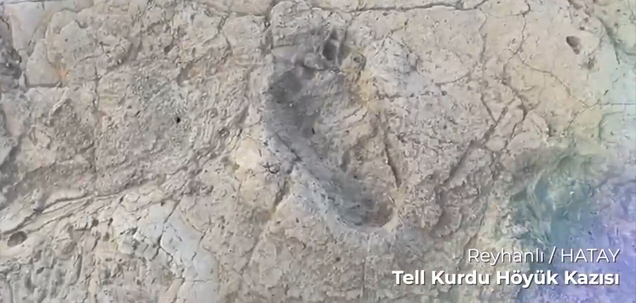 Bakan Ersoy 'Çok ender rastlanan keşif' diyerek duyurdu: Hatay'da '7 bin yıllık ayak izi' bulundu! - 1. Resim