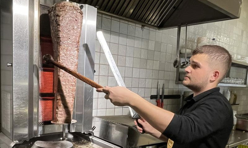 Daha anaokuluna gitmeden mutfağın içindeydi: Sabah 5’te kalkıp 30 çeşit yemek hazırlıyor - 2. Resim