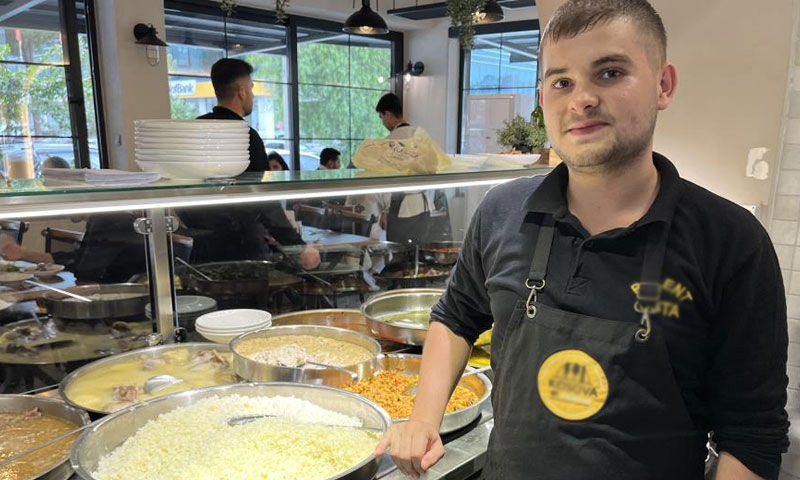 Daha anaokuluna gitmeden mutfağın içindeydi: Sabah 5’te kalkıp 30 çeşit yemek hazırlıyor - 1. Resim