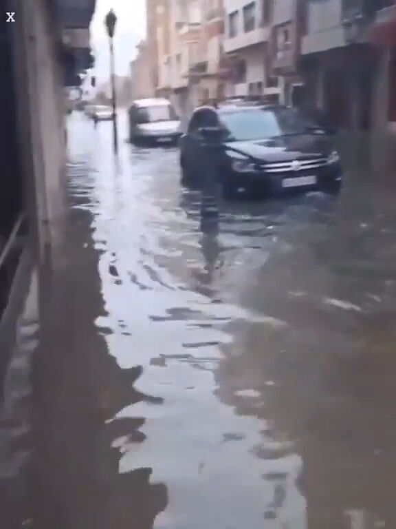 İspanya'yı sel vurdu! Sokaklar göle döndü, çatılar uçtu - 2. Resim