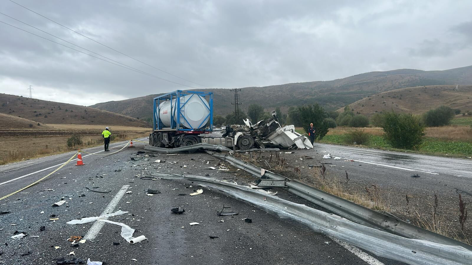Sivas'ta yolcu otobüsü tırla çarpıştı! Çok sayıda yaralı var - 1. Resim