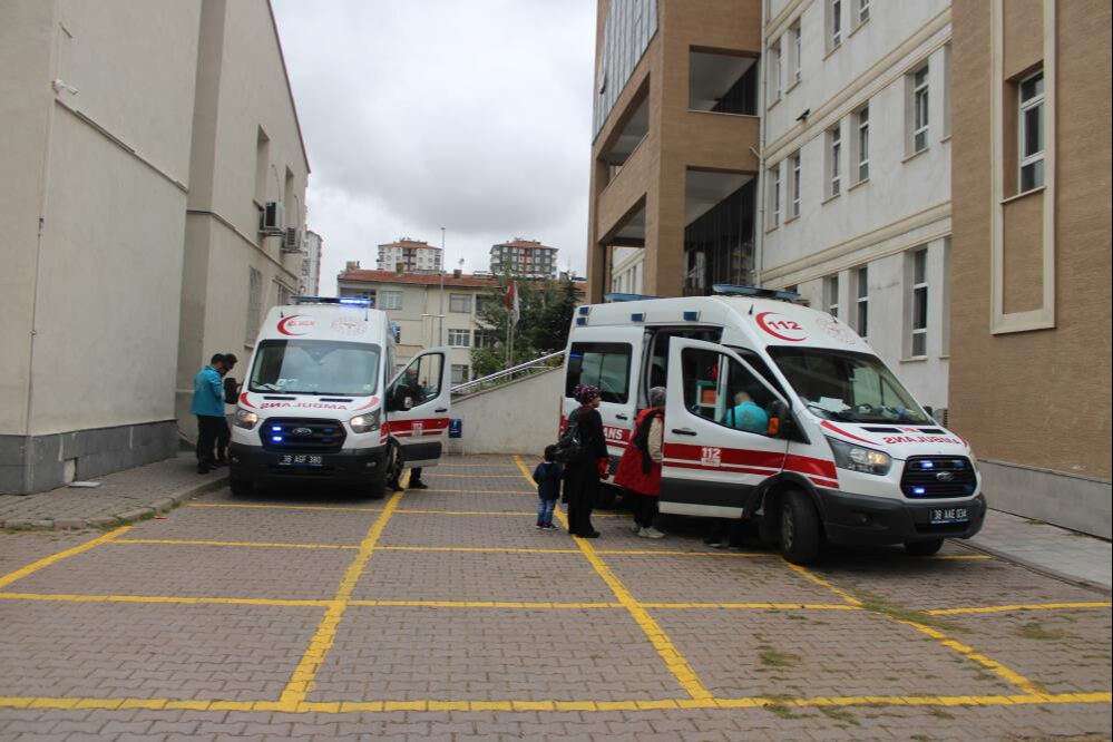 Yangın ziline basılınca izdiham yaşandı: 15 öğrenci yaralandı - 2. Resim