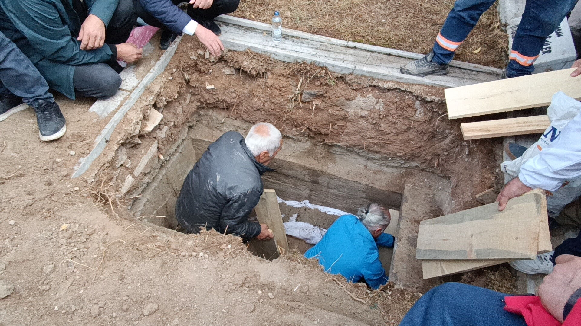 Yavuz Bülent Bakiler son yolculuğuna uğurlandı! Vasiyeti üzerine Sivas'a defnedildi - 3. Resim