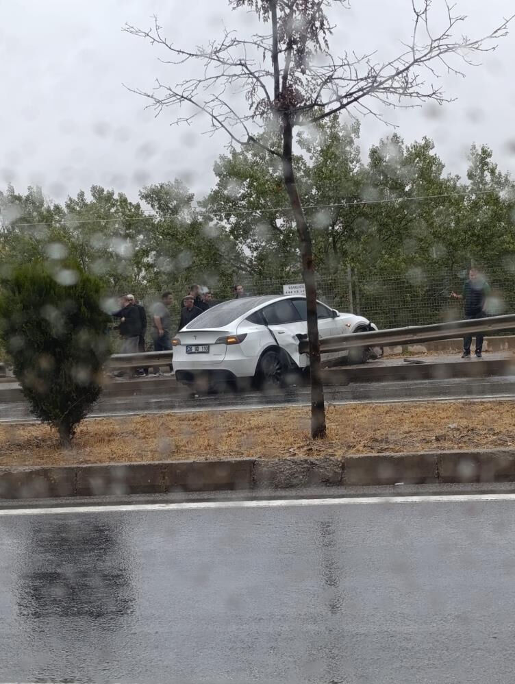 Eskişehir'de Tesla kontrolden çıktı! Bariyere saplandı - 1. Resim