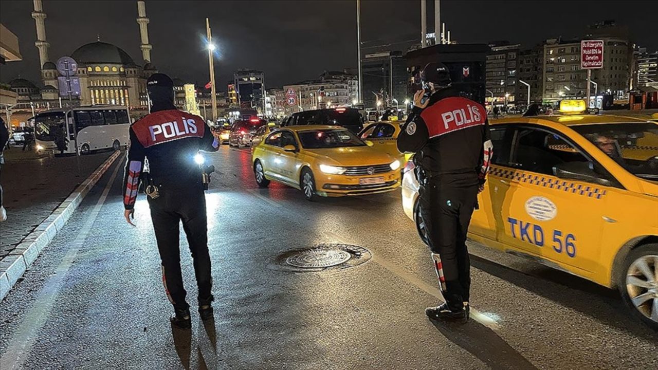 İstanbul&#039;da havadan, karadan, denizden operasyon düzenlendi! 900&#039;den fazla gözaltı var