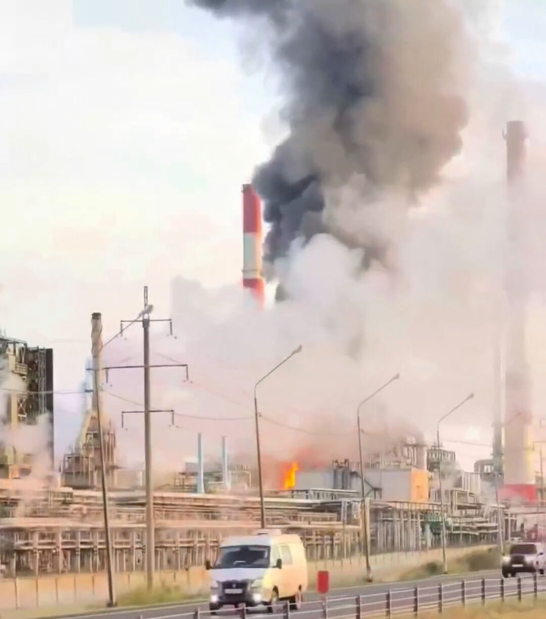 Rusya'da petrol rafinerisinde yangın! Yetkililer harekete geçti - 2. Resim