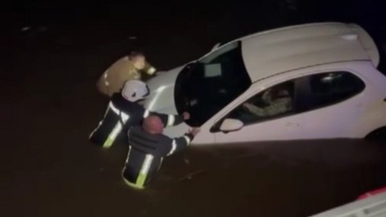 Ukrayna'yı sel vurdu! ''7 saatte 2 aylık yağmur yağdı'' - 1. Resim