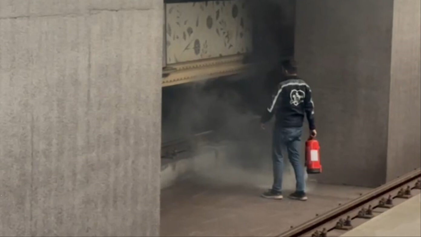 Bakırköy- Kayaşehir Metro hattında alevler yükseldi! Seferler durdu, yolcular tahliye edildi - 1. Resim