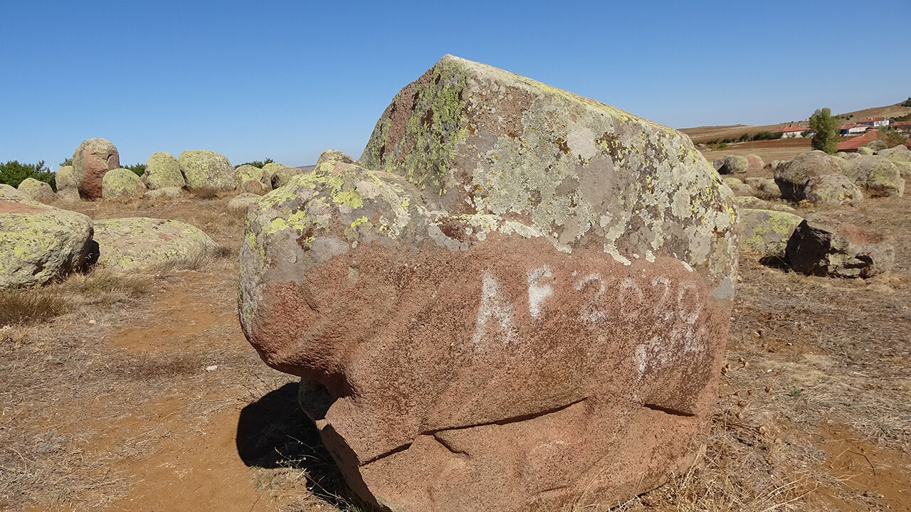 Binlerce yıllık Hitit eserleri talan ediliyor! Yozgat'ta sahipsiz tarihi alan kaçak kazıya uğruyor - 1. Resim