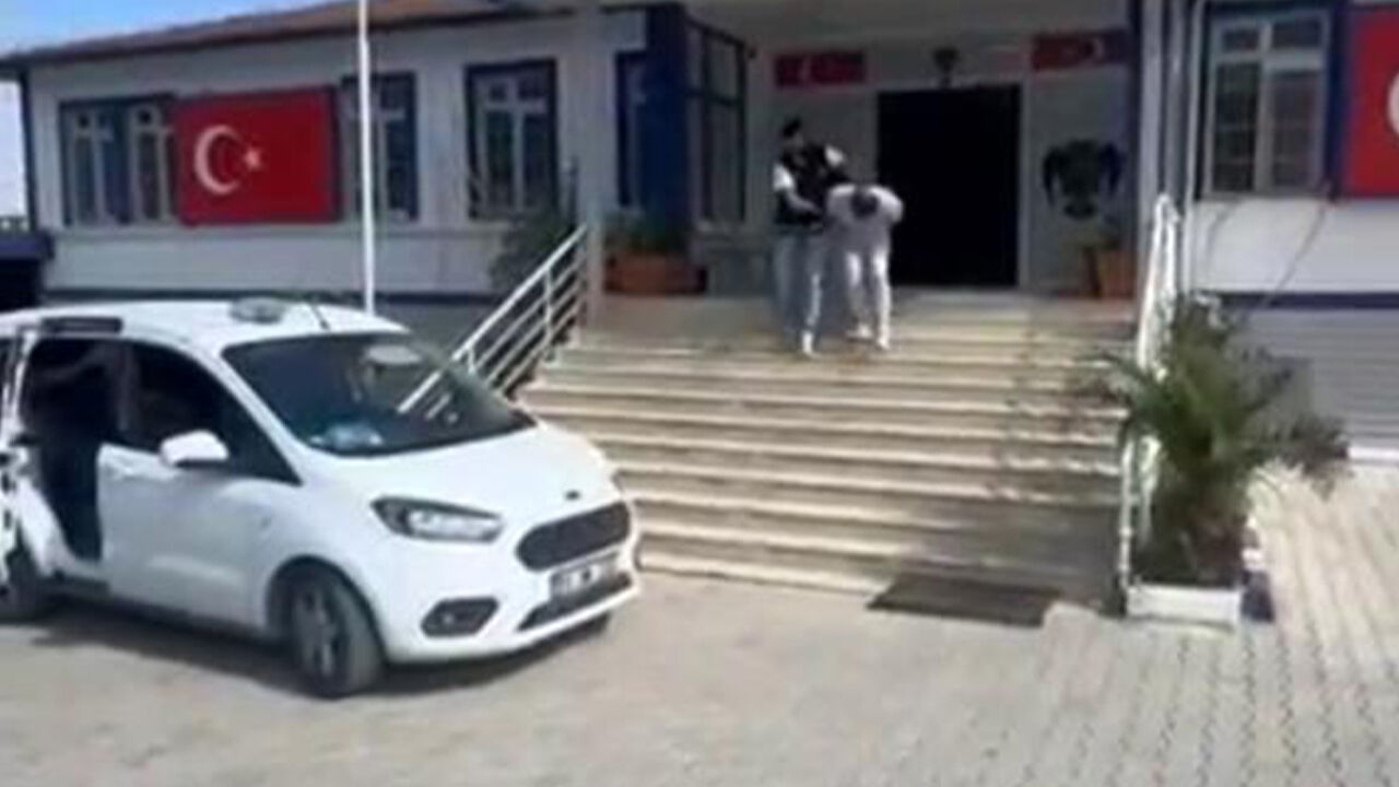 Bir araca 11 g&ouml;&ccedil;men bindirdi! İnsan taciri yakayı ele verdi - 1. Resim