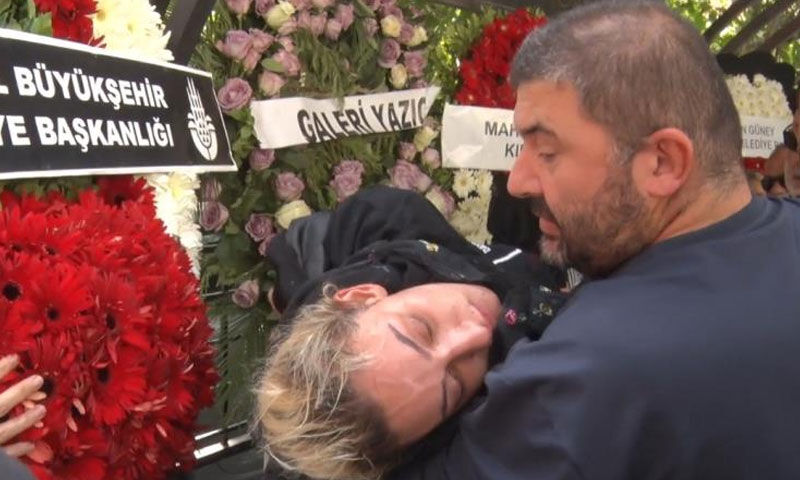 Günlerdir eve kapanmıştı! Güllü'nün kızı Tuyan Ülkem’den ilk sözler: Zamanı gelince konuşacağım - 2. Resim