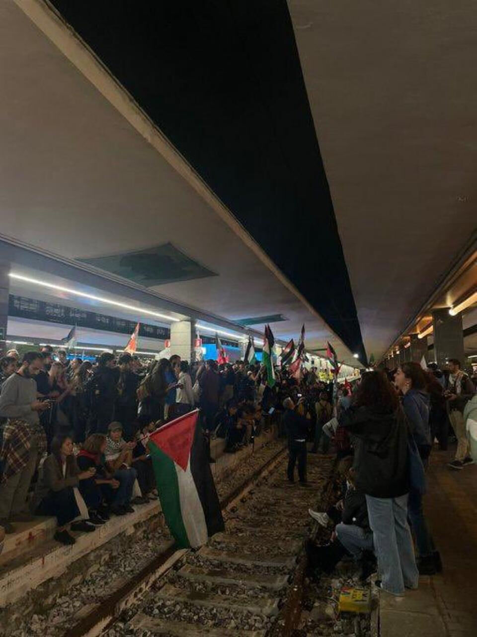 İsrail alıkoyduğu aktivistlere ne yapıyor? Tanıklar bilinmeyenleri anlattı İtalya: Kalabalıklar Sumud Filosu'nu desteklemek ve İtalyan hükümetinin Gazze konusundaki tutumunu protesto etmek için tren raylarını kapattı.