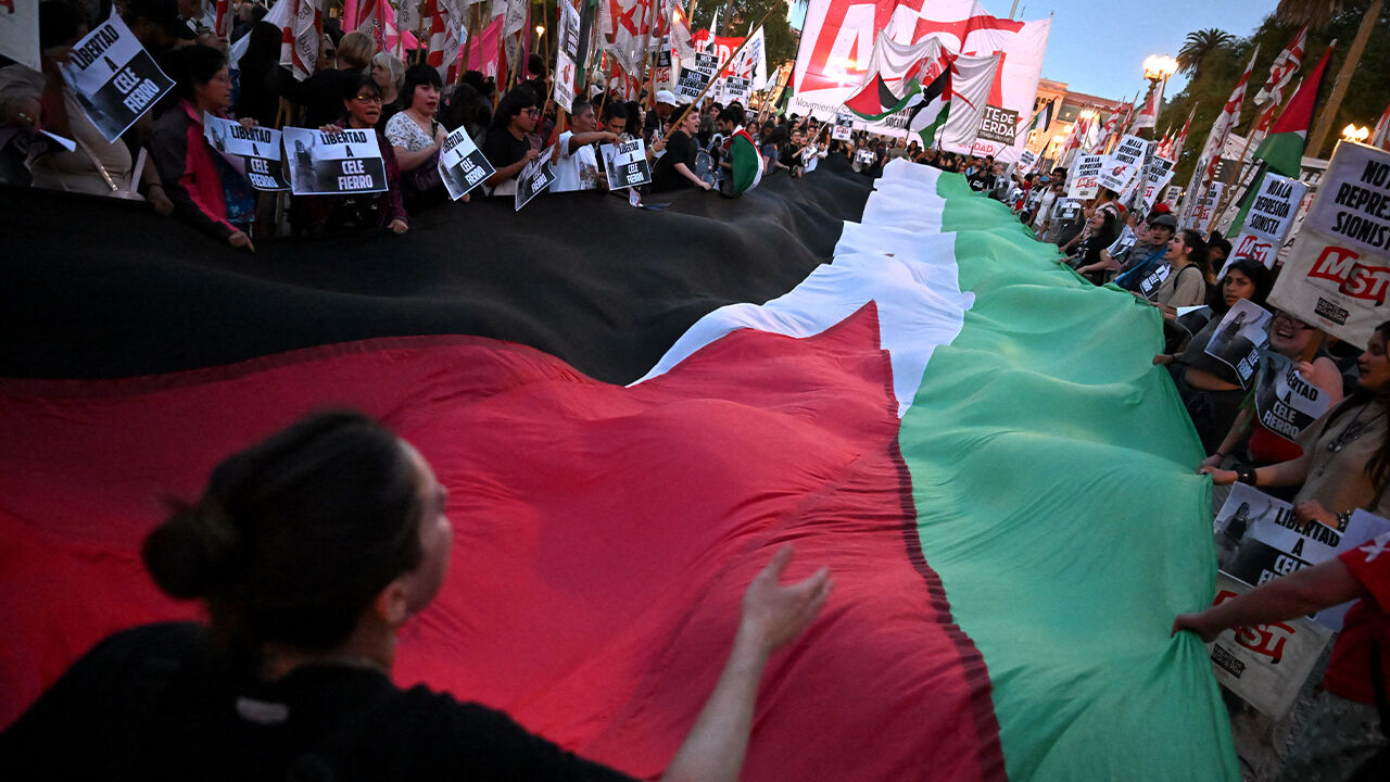 İsrail, Gazze'ye yardım taşıyan Sumud Filosu'na saldırdı! Birçok ülkede protestolar başladı - 7. Resim