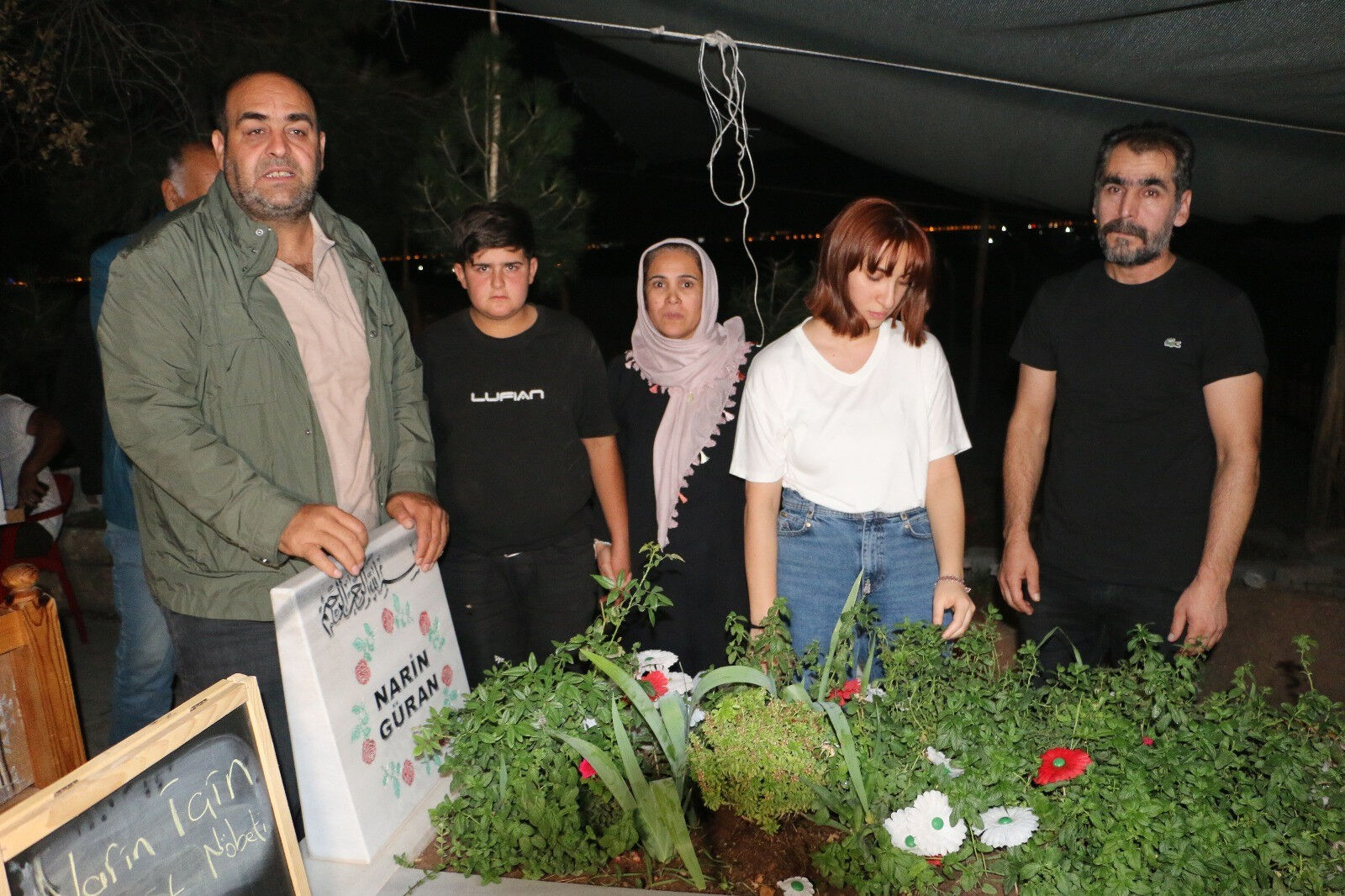 Tahliye olan Güranlar Narin'in mezarını ziyaret etti - 1. Resim
