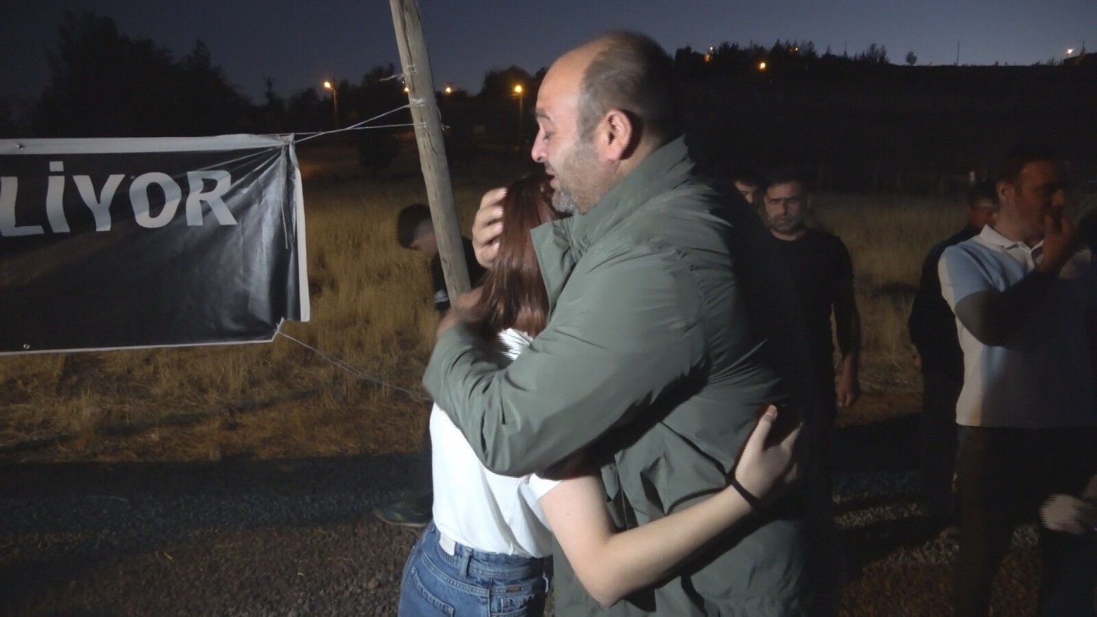 Tahliye olan Güranlar Narin'in mezarını ziyaret etti - 2. Resim