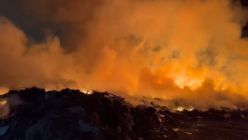 Tekirdağ'da atık toplama merkezi alevler içinde! Yangına müdahale ediliyor - 1. Resim