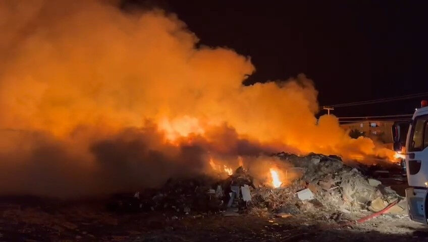 Tekirdağ'da atık toplama merkezi alevler içinde! Yangına müdahale ediliyor - 2. Resim