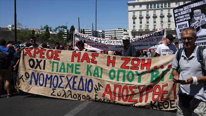 Yunanistan ayakta! 13 saatlik iş günü uygulamasına karşı yapılan 24 saat grev - 1. Resim
