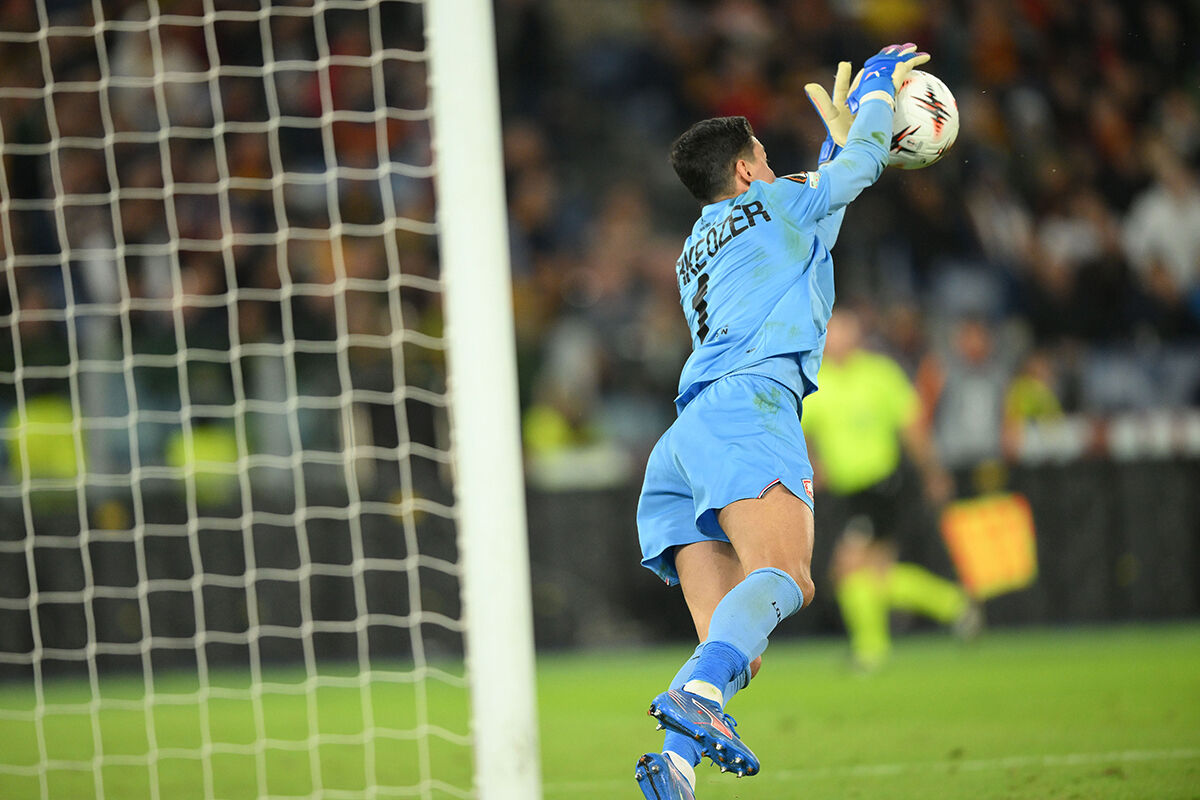 3 defa tekrarlanan penaltıyı 3 defa kurtaran Berke Özer manşetlerde: Daha önce hiç görülmemiş, şaka gibi! - 6. Resim