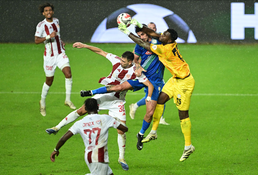 7 gollü maçta Emre Belözoğlu üzgün - 1. Resim