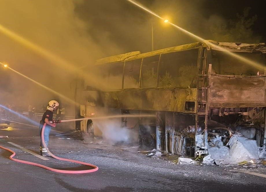Adana'da faciadan dönüldü! Seyir halindeki otobüsü cayır cayır yandı - 1. Resim
