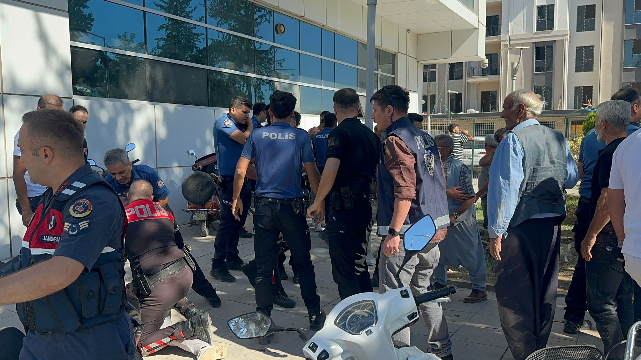 Adliyenin önü savaş alanına döndü! Taşlı, sopalı kavgada 30 yaralı var Adliyenin önü savaş alanına döndü! Taşlı, sopalı kavgada 30 yaralı var - 1. Resim