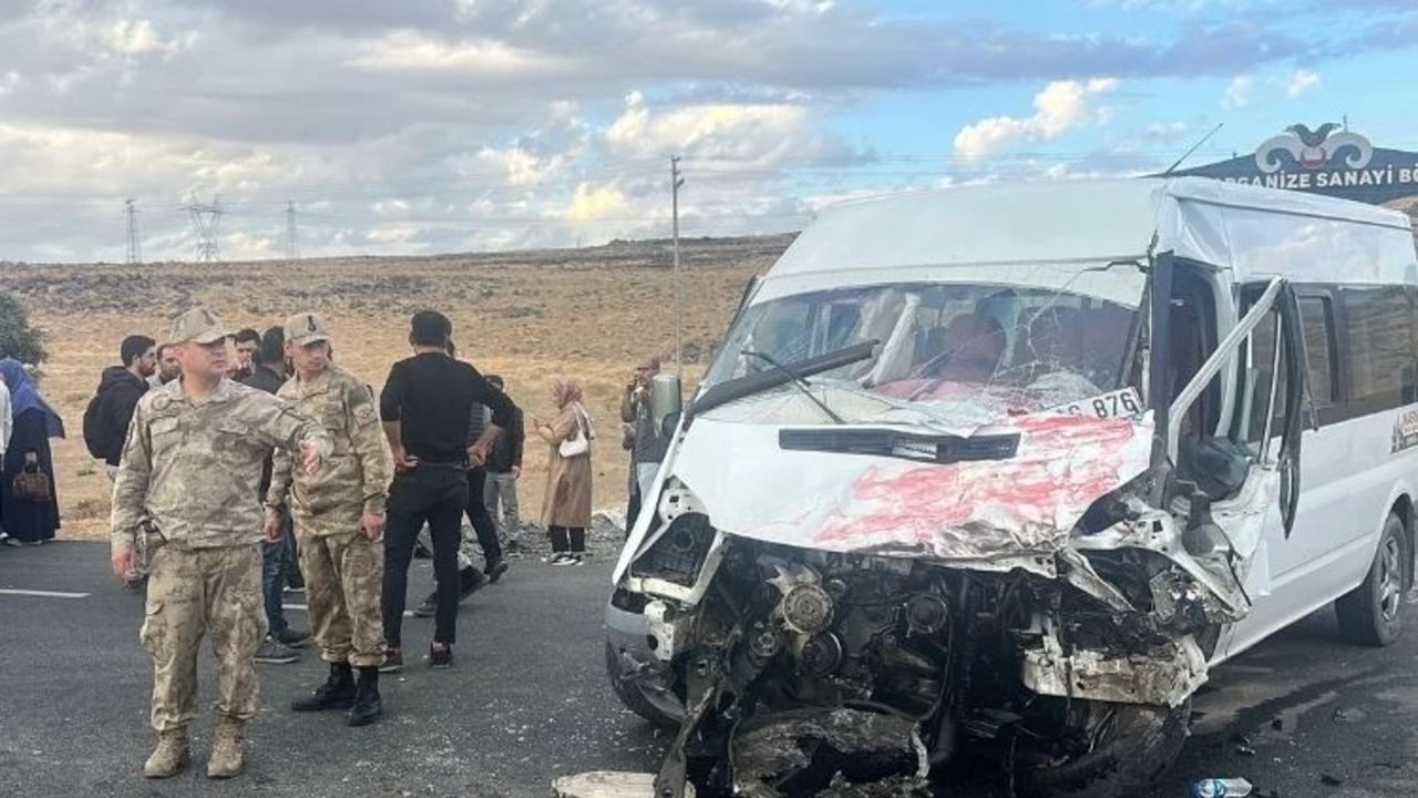 Balıkesir&#039;de öğrenci servisiyle otomobil çarpıştı! Feci kazada can kaybı ve yaralılar var