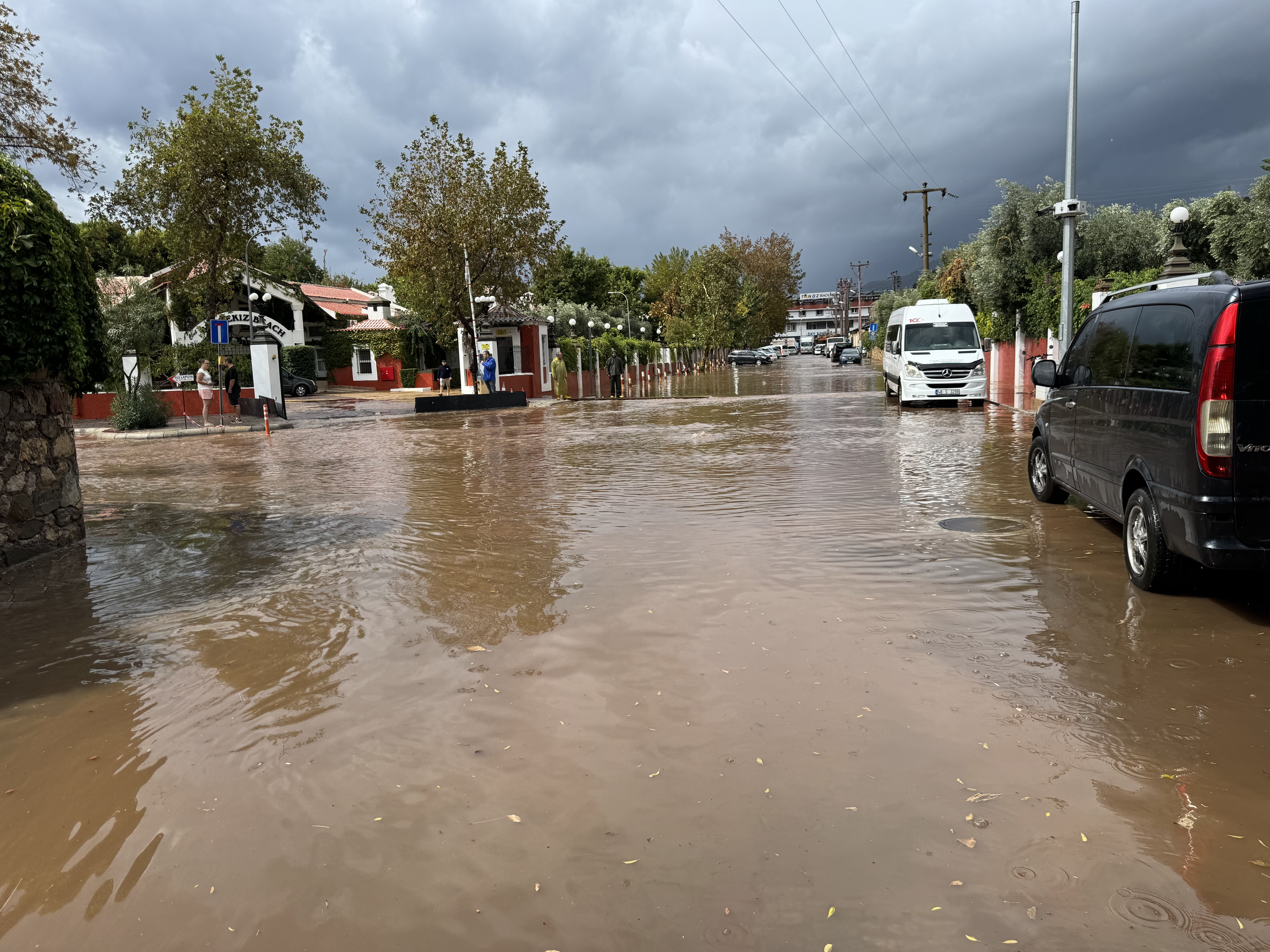 Ege'de şiddetli yağış ve fırtına! İş yerlerini ve mezarlıkları su bastı! - 1. Resim
