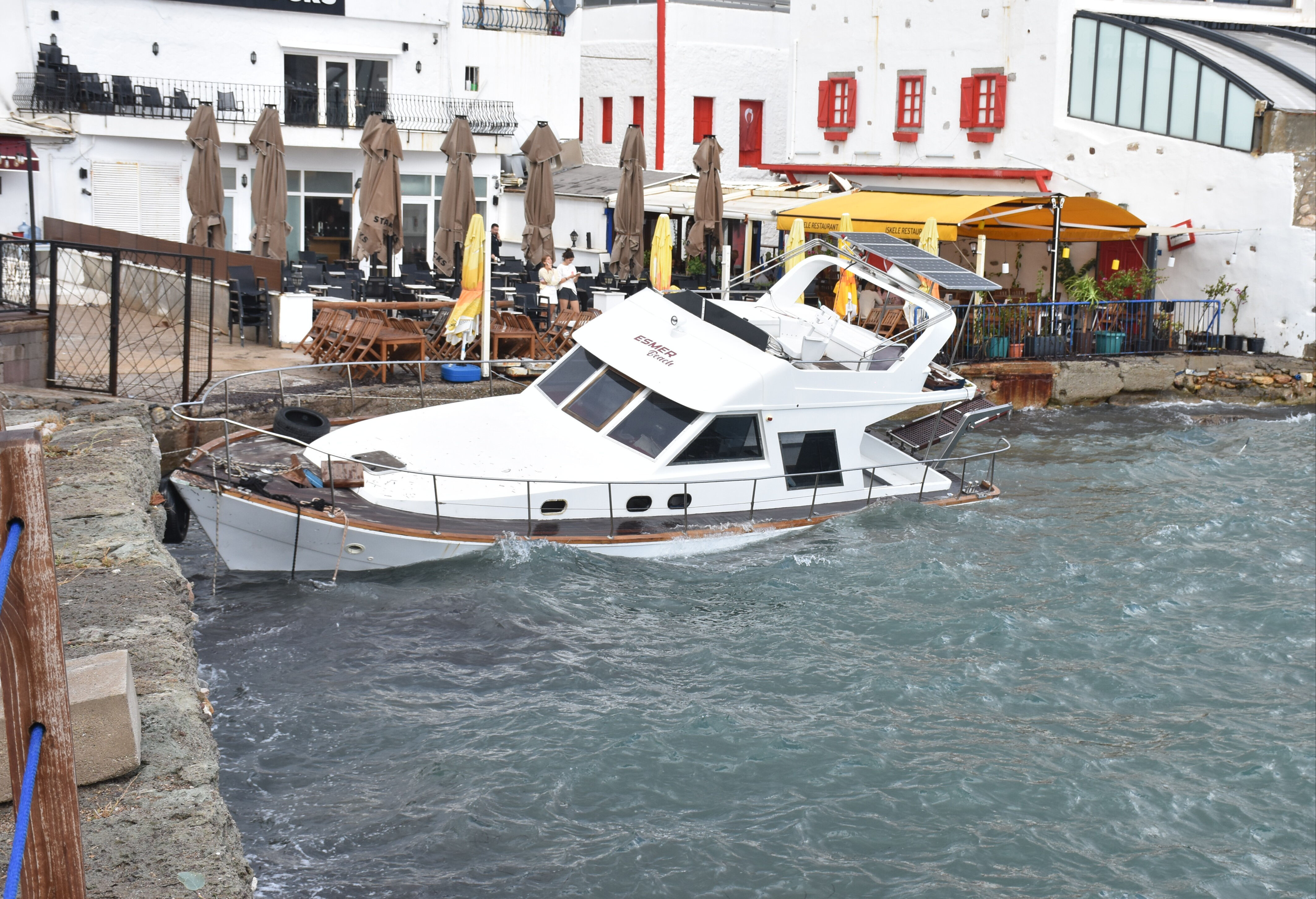 Ege'de şiddetli yağış ve fırtına! İş yerlerini ve mezarlıkları su bastı! - 3. Resim